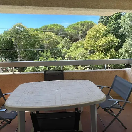 A 2 Pas De La Fréjus